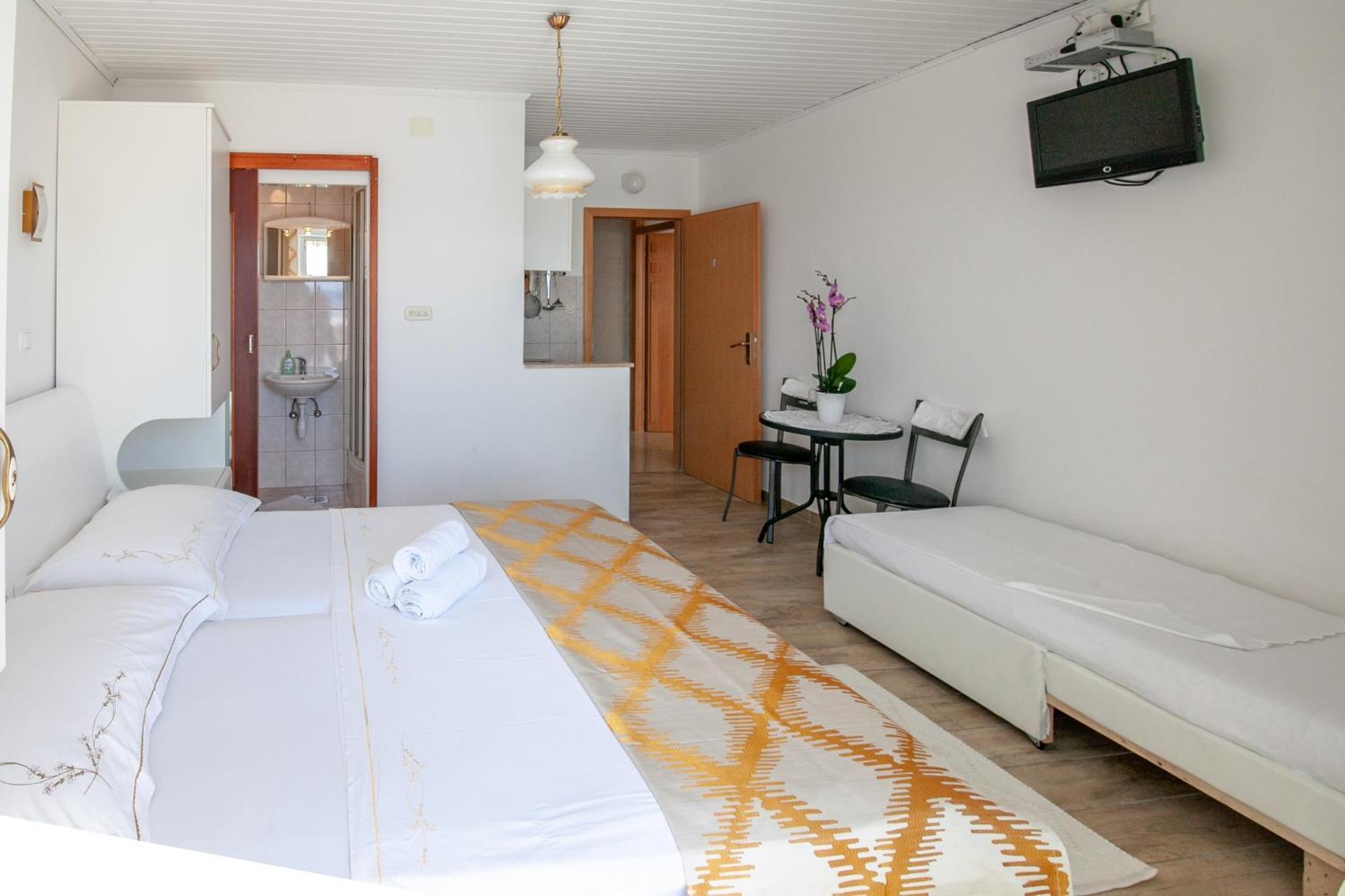 Apartments By The Sea Duce, Omis - 2992 Dugi Rat Room photo
