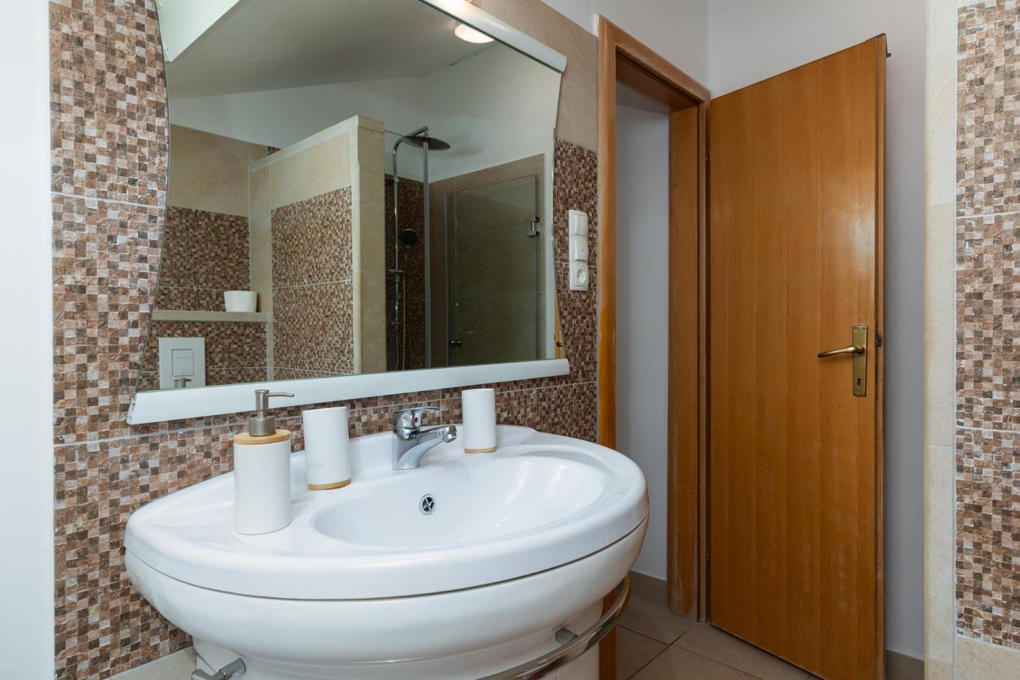 Apartments By The Sea Duce, Omis - 2992 Dugi Rat Room photo