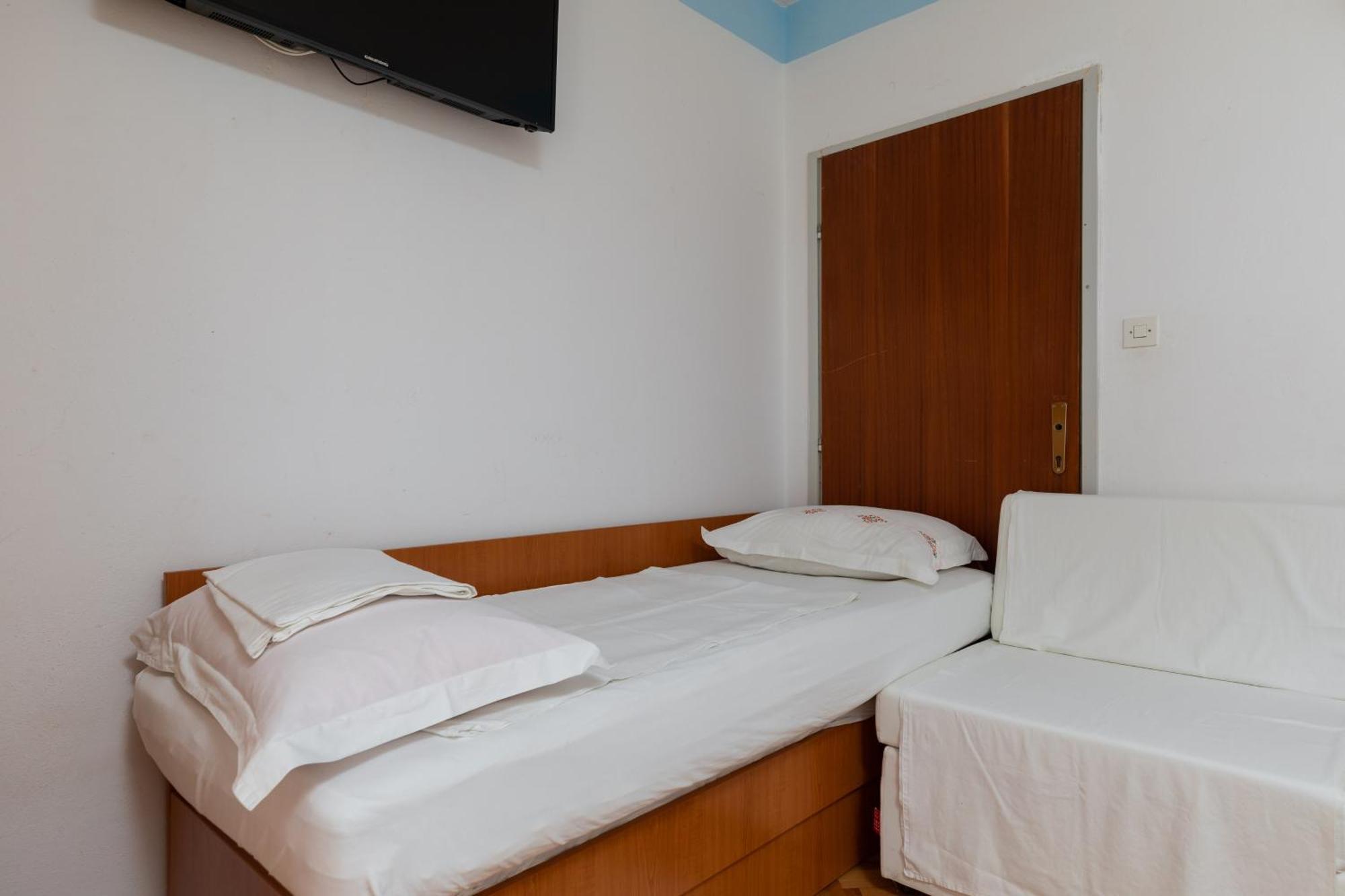 Apartments By The Sea Duce, Omis - 2992 Dugi Rat Room photo